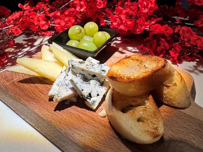 Queso Manchego & Valdeon Cheese Board